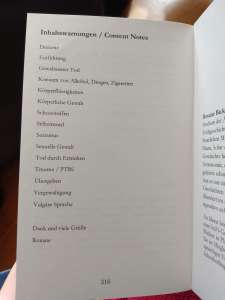 Blick auf eine Buchseite aus Wellenbrecher, die die Content Notes zur Geschichte auflistet. Unter der Liste steht "Dank und viele Grüße, Roxane"