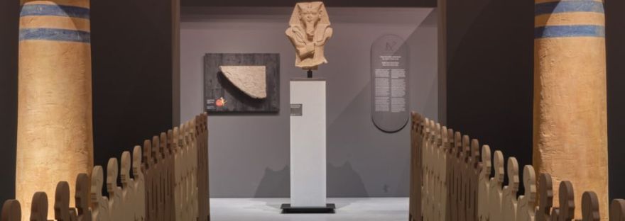 Blick in einen Museums-Ausstellungsraum mit einer altägyptischen Statue im Zentrum