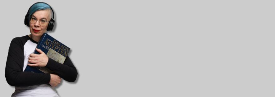 Roxane hält ein Buch mit dem Titel "Das Alte Ägypten" im Arm